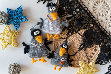 Knitted crow toys with decorations and shiny objects - 743658943