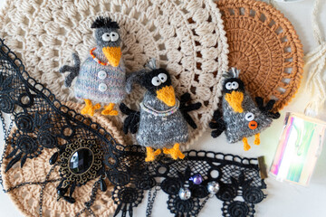 Knitted crow toys with decorations and shiny objects - 743658954