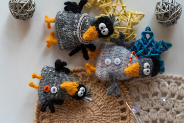 Knitted crow toys with decorations and shiny objects - 743658991
