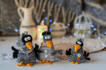 Knitted crow toys with decorations and shiny objects - 743659110
