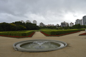 Vista do Jardim Botânico com cidade de Curitiba ao fundo