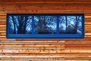 Modèle de fenêtre aluminium sur façade en bois