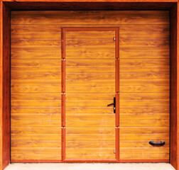 Modèle de garage avec porte intégrée