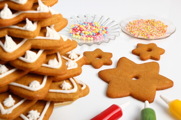 Decorating Christmas gingerbread cookies