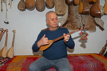 A man playing the traditional Turkish musical instrument Cura.