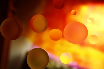 Burbujas de agua y aceite en la superficie transparente con luz  multicolor en bokeh de fondo,...
