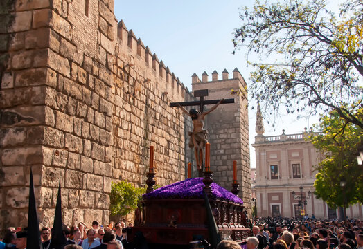 crucificado de la hermandad de los estudiantes llamado cristo de la buena muerte, semana santa en Sevilla