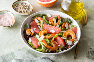 Salad with grapefruit, shrimps and almonds. Healthy eating. Diet.