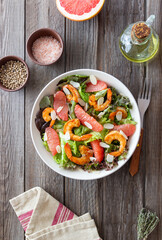 Salad with grapefruit, shrimps and almonds. Healthy eating. Diet.