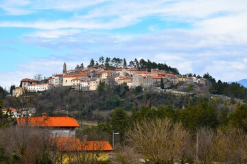 View of historic Stanjel town on a hill at Kras, Primorska, Slovenia - obrazy, fototapety, plakaty