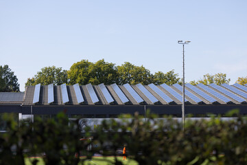 Solaranlage auf einer Sporthalle, Deutschland - 743821311