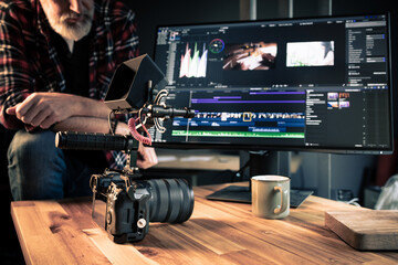 Photographe vidéaste créatif devant un ordinateur en train de faire du montage et de la post-production dans un studio - 743855782
