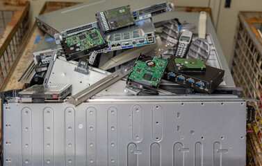 IT Elektronik Recyclingin einer Gitterbox zur Entsorgung gelagert - 743856360