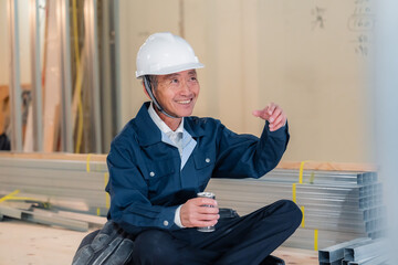 現場で休憩をする大工さん