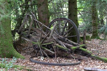 ancienne charette abandonn&eacute;e