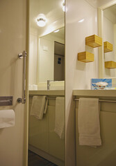 Badezimmer auf Luxus-Kreuzfahrtschiff mit Badewanne - Bathroom inside deluxe suite onboard luxury...