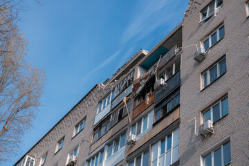 Obraz premium An attack drone (shahed) hit the roof of a house. Rocket attack on a residential building in the city of Dnepr. Consequences after a strong explosion. War in Ukraine and Russia. People under the rubbl
