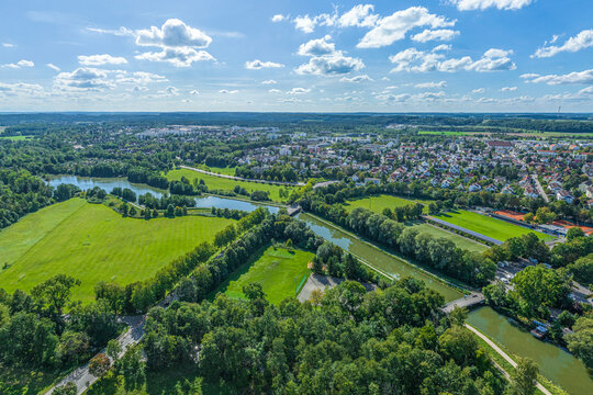 Idyllische Auenlandschaft an der Amper in Fürstenfeldbruck in Oberbayern