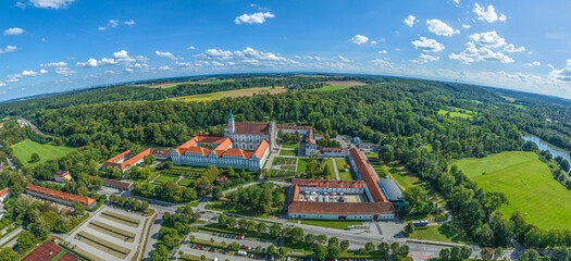 Panoramablick über das Kloster Fürstenfeld im oberbayerischen Fürstenfeldbruck ins Alpenvorland