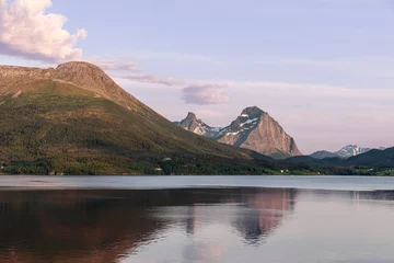 Fototapete Rund Twilight softens the landscape at Agskardet, where the silhouettes of majestic mountains reflect in the tranquil waters, under a pastel sky © Artem