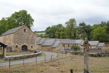 ancienne ferme avec ses toits de lauze