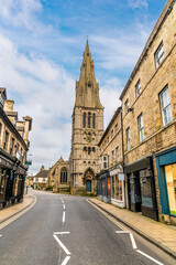 Obraz premium A view up Saint Marys Street towards Saint Marys church in the town of Stamford, Lincolnshire, UK in winter