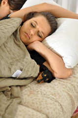 jovem mulher dormindo com filhote de Dachshund fofo