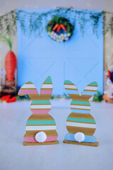 coelho de pascoa de madeira em fundo de pascoa com espaço para texto anúncio ou promoção de páscoa