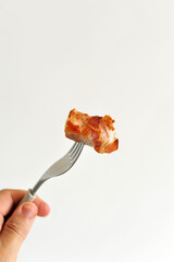 garfo com carne de porco com bacon suculento 