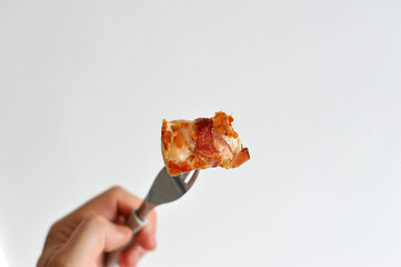 garfo com carne de porco com bacon suculento 