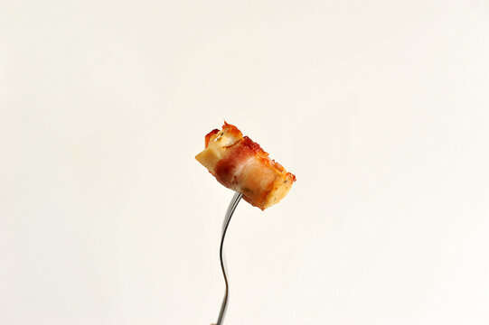 garfo com carne de porco com bacon suculento 