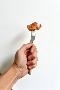 garfo com carne de porco com bacon suculento 
