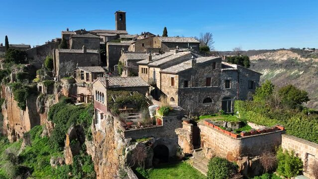 Civita di Bagnoregio, borgo turistico medievale sulla collina di tufo. Viterbo, Lazio Italia.
Veduta aerea di Bagnoregio,  la citt&agrave; che muore per via della roccia vulcanica che si sgretola, Calanchi.