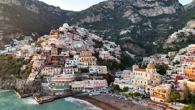 Positano, Costiera Amalfitana, meta turisticadel sud Italia.
Vista aera dal mare del pittoresco paese marinaro pi&ugrave; visitato al sud. 