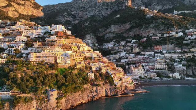 Positano, Costiera Amalfitana, meta turisticadel sud Italia.
Vista aera dal mare del pittoresco paese marinaro pi&ugrave; visitato al sud. 