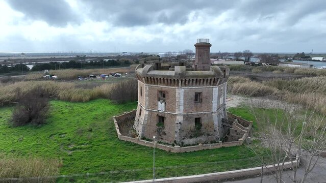 Tor San Michele ad Ostia Lido, Roma, Italia.
Vista aerea panoramica della struttura viciono al porto fluviale di Fiumicino, foce del fiume Tevere.
