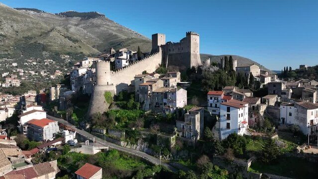 il borgo di Itri in provincia di Latina, Lazio, Italia.
Veduta aerea del borgo famoso per le coltiviazioni degli ulivi, delle olive itrane e dell'olio da tavola.
