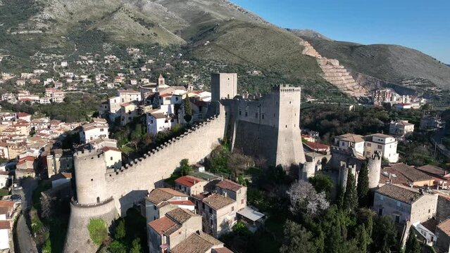 il borgo di Itri in provincia di Latina, Lazio, Italia.
Veduta aerea del borgo famoso per le coltiviazioni degli ulivi, delle olive itrane e dell'olio da tavola.
