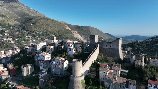 il borgo di Itri in provincia di Latina, Lazio, Italia.
Veduta aerea del borgo famoso per le coltiviazioni degli ulivi, delle olive itrane e dell'olio da tavola.
