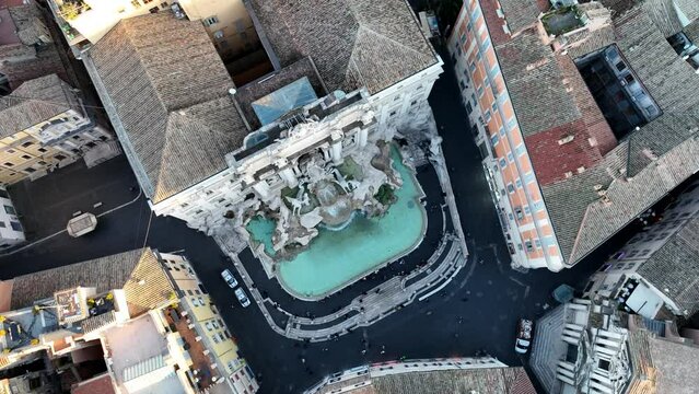 Fontana di Trevi a Roma, Italia.
Il monumento pi&ugrave; visitato dai turisti a Roma. Ripresa cinematografica con drone in 4K.