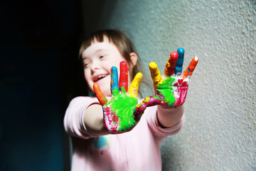 Cute little girl with painted hands - 744033955
