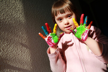 Cute little girl with painted hands - 744033974
