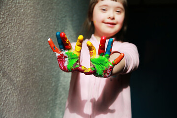 Cute little girl with painted hands - 744033976