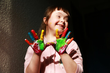 Cute little girl with painted hands - 744033981