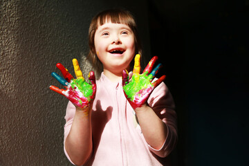 Cute little girl with painted hands - 744033984