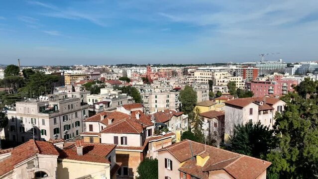 Il quartiere Garbatella di Roma.
Vista panoramica dall'alto sulle case del quartiere popolare di Roma, Italia.