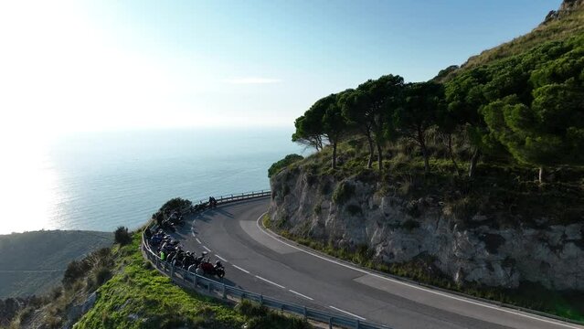 Tipica strada panoramica per viaggi di piacere.
Vista aerea di una strada che collega Itri a Sperloga nel basso Lazio, Italia.