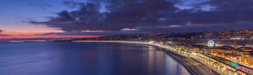 Aéroport de Nice-Côte d'Azur et la plage de la ville de Nice de nuit . - 744052353