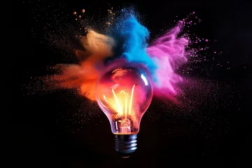 Poster Im Rahmen bunte Farbexplosion in einer Glühbirne vor dunklem Hintergrund © MONO