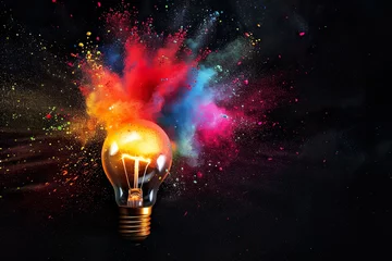Möbelaufkleber bunte Farbexplosion in einer Glühbirne vor dunklem Hintergrund © MONO